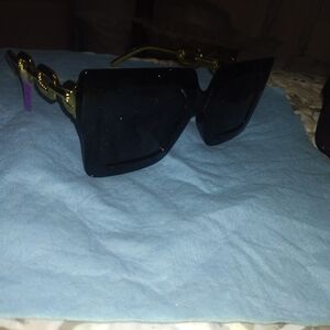 Elegant Black and Gold Women's Sunglasses